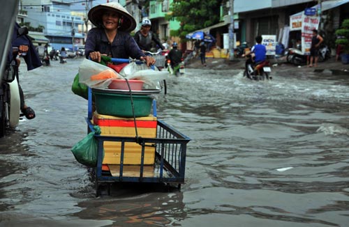 TPHCM: Mưa 1 giờ, có nơi ngập... 1m - 4