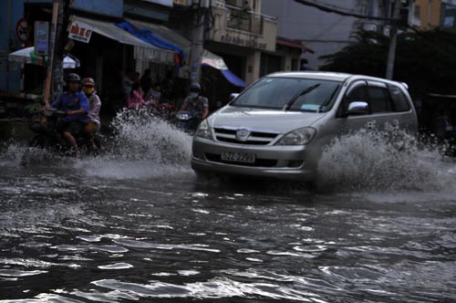 TPHCM: Mưa 1 giờ, có nơi ngập... 1m - 5