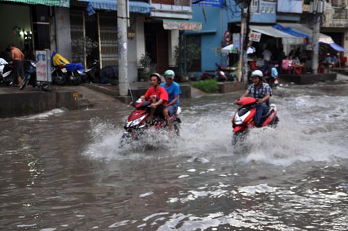 TPHCM: Mưa 1 giờ, có nơi ngập... 1m - 6