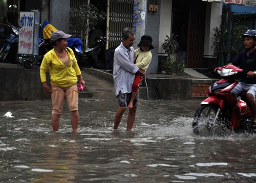 TPHCM: Mưa 1 giờ, có nơi ngập... 1m - 7