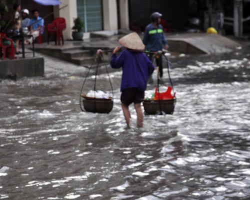 TPHCM: Mưa 1 giờ, có nơi ngập... 1m - 8