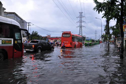 TPHCM: Mưa 1 giờ, có nơi ngập... 1m - 10