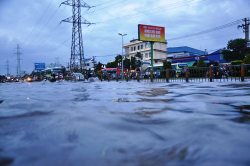 TPHCM: Mưa 1 giờ, có nơi ngập... 1m - 12