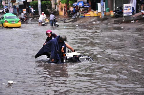 TPHCM: Mưa 1 giờ, có nơi ngập... 1m - 9