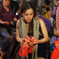 Vợ Nguyễn Văn Chung vừa bán khăn len vừa khóc