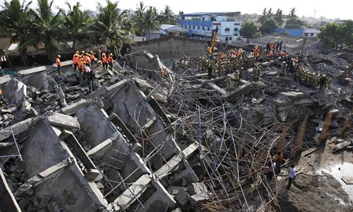 Ấn Độ: Sét đánh sập nhà 11 tầng, chôn vùi 90 người - 1