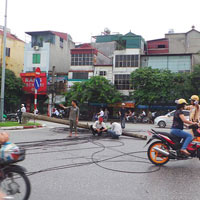 Tin tức trong ngày - HN: Cột điện bê tông đổ ầm xuống đường lúc trời mưa