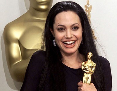 "Tiên hắc ám" Angelina Jolie thuở bé đến quý cô quyến rũ - 15