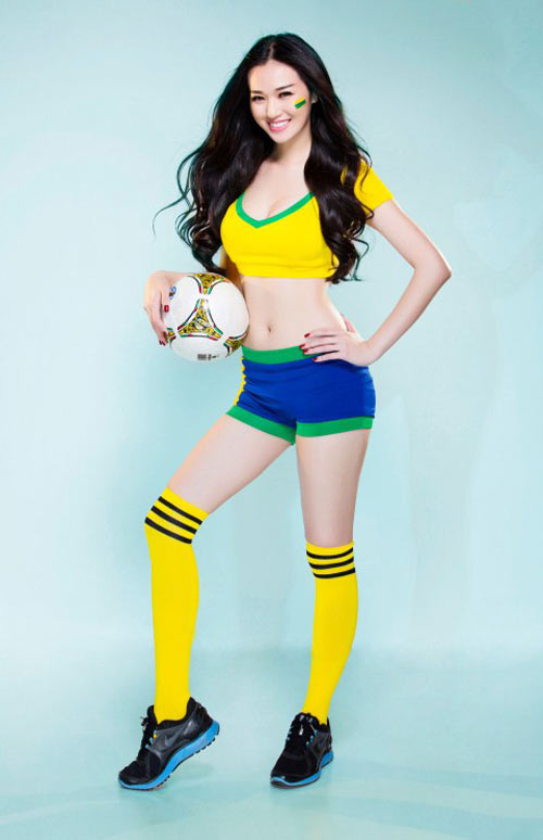 Khánh My bốc lửa cổ vũ World Cup - 2