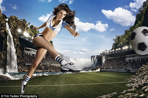 Dàn chân dài nóng bỏng cháy hết mình vì bóng đá - 7