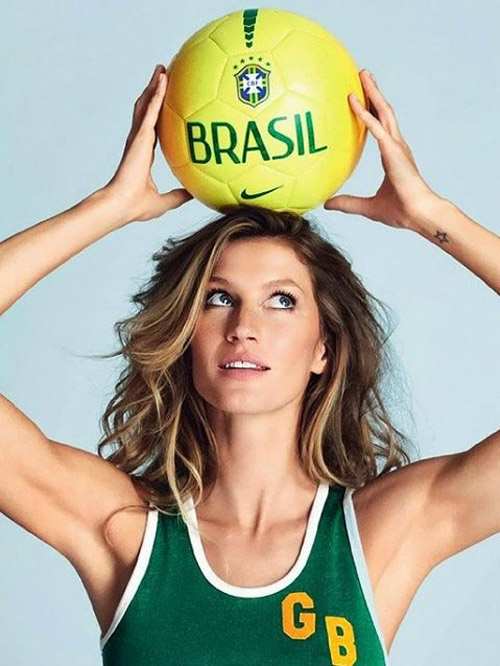 Dàn chân dài nóng bỏng cháy hết mình vì bóng đá - 9