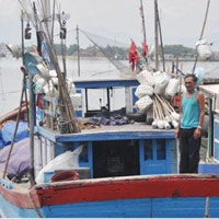 Tin tức trong ngày - Người đàn ông 50 năm nhặt xác giữa biển khơi