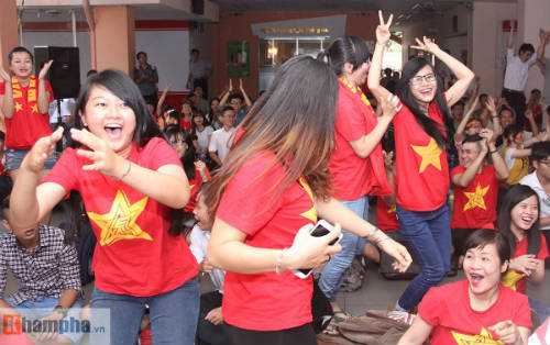 U23 Việt Nam về nước: Fan lên tận xe xin chữ ký - 9