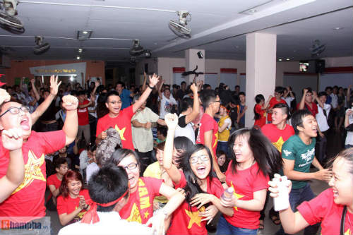 U23 Việt Nam về nước: Fan lên tận xe xin chữ ký - 10