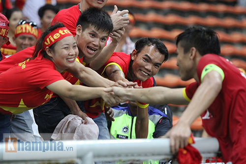 U23 Việt Nam về nước: Fan lên tận xe xin chữ ký - 8