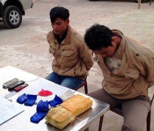 Mật phục 2 người Lào vận chuyển 10.000 viên ma túy - 1