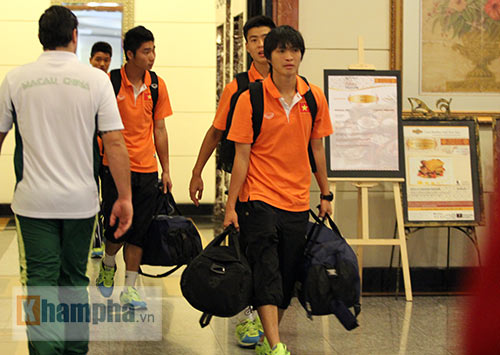 U23 Việt Nam về nước: Fan lên tận xe xin chữ ký - 6