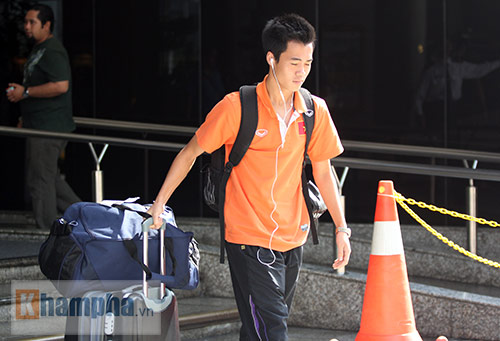 U23 Việt Nam về nước: Fan lên tận xe xin chữ ký - 7