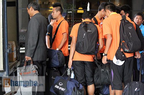 U23 Việt Nam về nước: Fan lên tận xe xin chữ ký - 14