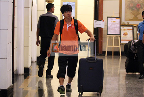 U23 Việt Nam về nước: Fan lên tận xe xin chữ ký - 15