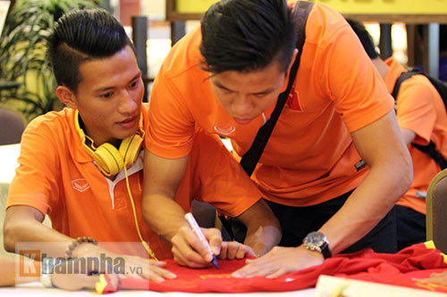 U23 Việt Nam về nước: Fan lên tận xe xin chữ ký - 1