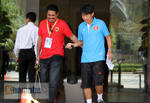 U23 Việt Nam về nước: Fan lên tận xe xin chữ ký - 2