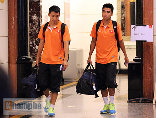 U23 Việt Nam về nước: Fan lên tận xe xin chữ ký - 4