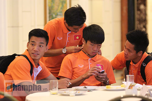 U23 Việt Nam về nước: Fan lên tận xe xin chữ ký - 5