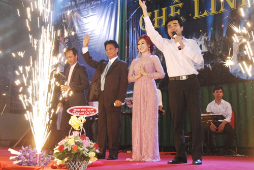 Chế Linh "nghẹt thở" với fan Nha Trang - 3