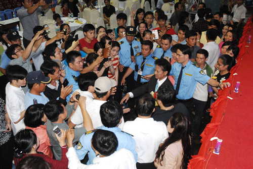 Chế Linh "nghẹt thở" với fan Nha Trang - 4
