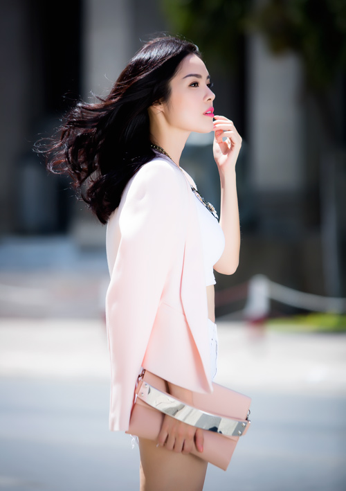 Dương Cẩm Lynh khoe da trắng ngần dưới nắng Sài Gòn - 2