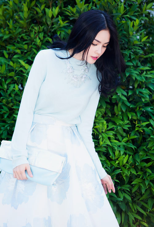 Dương Cẩm Lynh khoe da trắng ngần dưới nắng Sài Gòn - 9