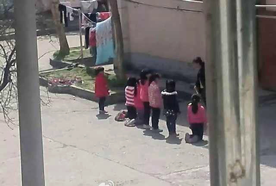 Trung Quốc: Giáo viên phạt học sinh quỳ giữa trưa - 1