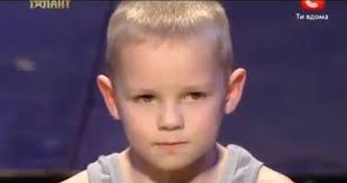 Video: Cậu bé 7 tuổi khiến hàng triệu người kinh ngạc - 1