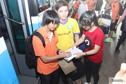 U23 Việt Nam về nước: Fan lên tận xe xin chữ ký - 9
