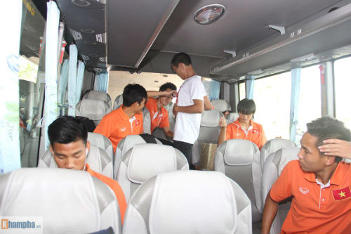 U23 Việt Nam về nước: Fan lên tận xe xin chữ ký - 10