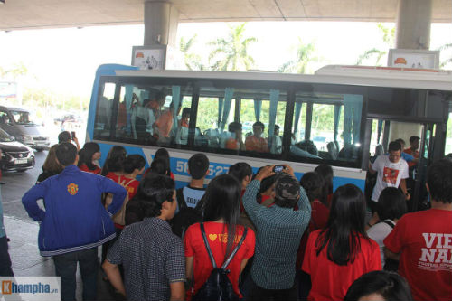 U23 Việt Nam về nước: Fan lên tận xe xin chữ ký - 12