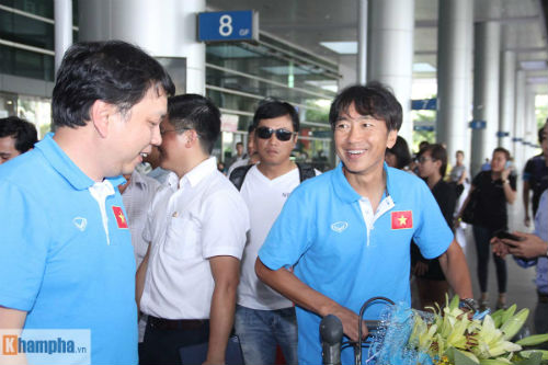 U23 Việt Nam về nước: Fan lên tận xe xin chữ ký - 3