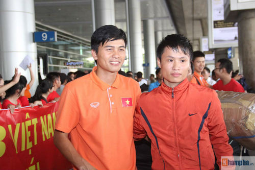 U23 Việt Nam về nước: Fan lên tận xe xin chữ ký - 5