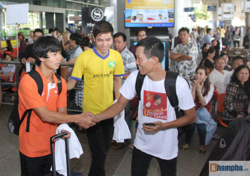 U23 Việt Nam về nước: Fan lên tận xe xin chữ ký - 6
