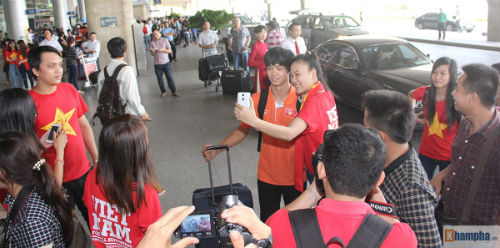 U23 Việt Nam về nước: Fan lên tận xe xin chữ ký - 7