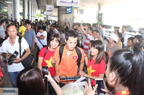 U23 Việt Nam về nước: Fan lên tận xe xin chữ ký - 8