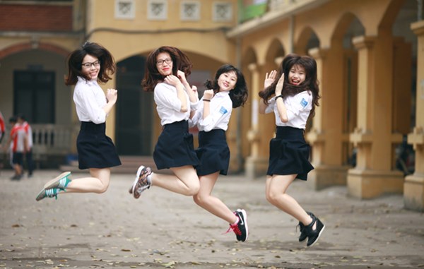 Nữ sinh HN nhí nhảnh chụp ảnh kỷ yếu chia tay tuổi học trò - 2