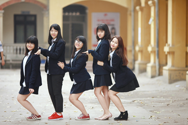 Nữ sinh HN nhí nhảnh chụp ảnh kỷ yếu chia tay tuổi học trò - 4