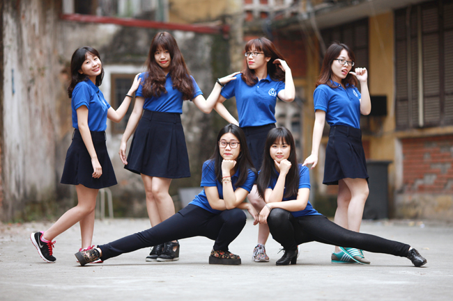 Nữ sinh HN nhí nhảnh chụp ảnh kỷ yếu chia tay tuổi học trò - 2