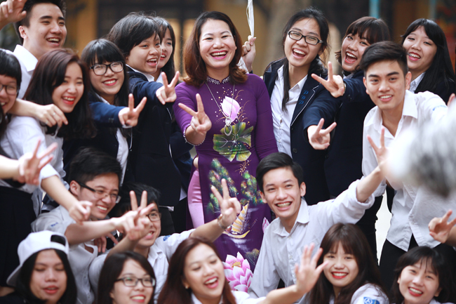 Nữ sinh HN nhí nhảnh chụp ảnh kỷ yếu chia tay tuổi học trò - 10