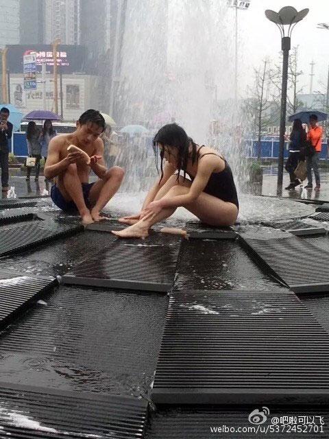 Bức xúc với cặp đôi mặc bikini tắm trước đài phun nước - 1