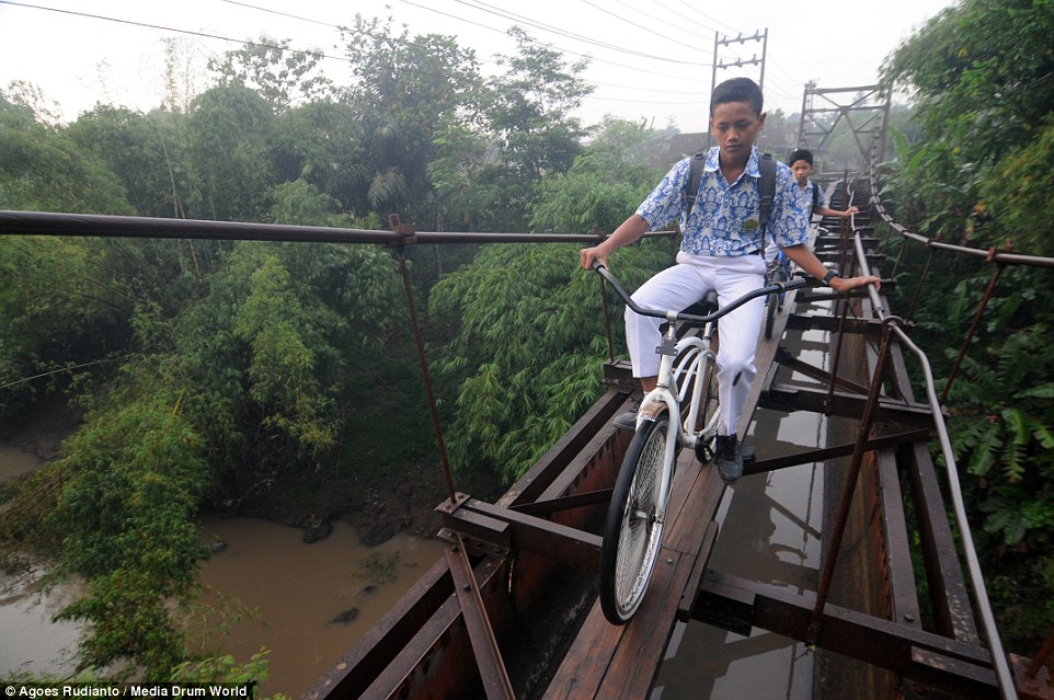 Cây cầu treo cũ nằm cách mặt nước sông khoảng 30 m trong một khu rừng ở Java, Indonesia. Điều này đồng nghĩa người đi xe đạp gần như chắc chắn tử vong nếu bất ngờ bị trượt chân ngã khỏi cầu.
