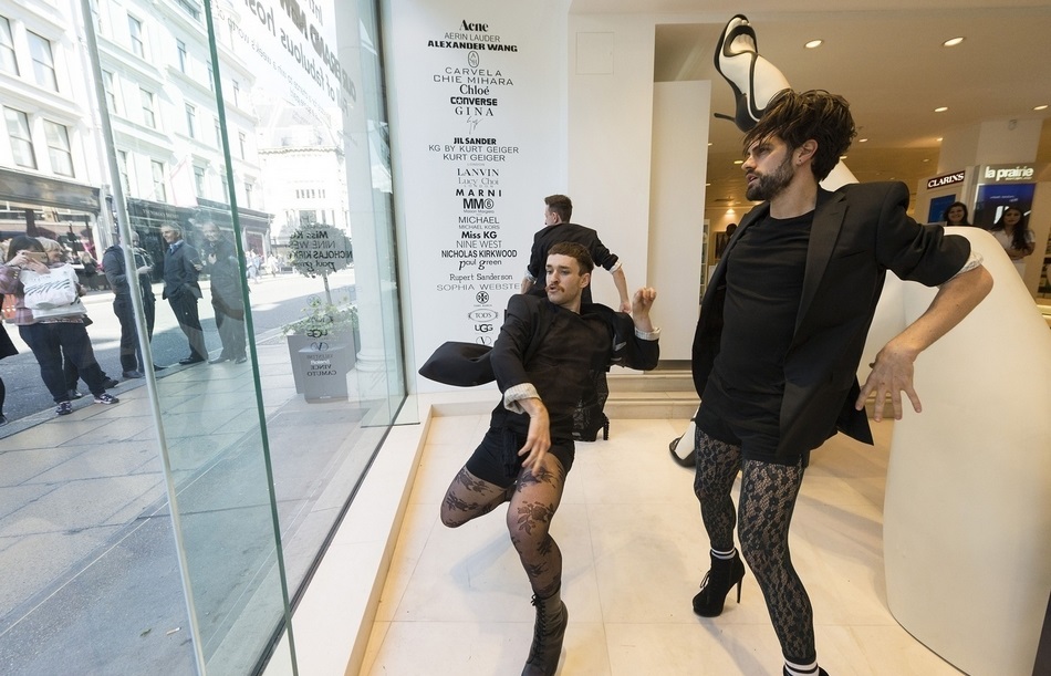 Mới đây, ba chàng trai trong nhóm vũ công nam đã gây được sự quan tâm của rất nhiều người qua đường khi có màn biểu diễn "đặc biệt" trước cửa kính tại hệ thống cửa hàng Fenwicks ở Istanbul, Thổ Nhĩ Kỳ.