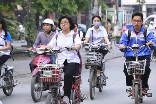 Thủ đô Hà Nội là nơi tập trung đông đảo sinh viên và học sinh, và việc giải trình về an toàn giao thông là vô cùng cần thiết. Với hình ảnh về học sinh đầu trần đi xe đạp tại Thủ đô, chúng ta càng nhận ra tầm quan trọng của việc đội đầy đủ mũ bảo hiểm để đảm bảo sự an toàn trong thời gian di chuyển.